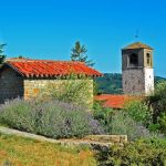 San Giorgio Scarampi, chiesa vista dal giardino della torre